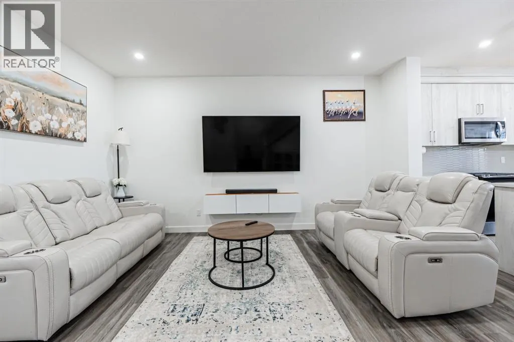 112 Midtown Close SW
