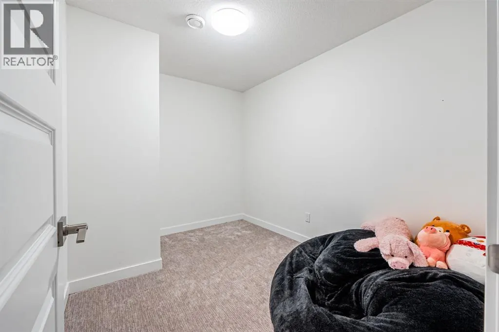 112 Midtown Close SW