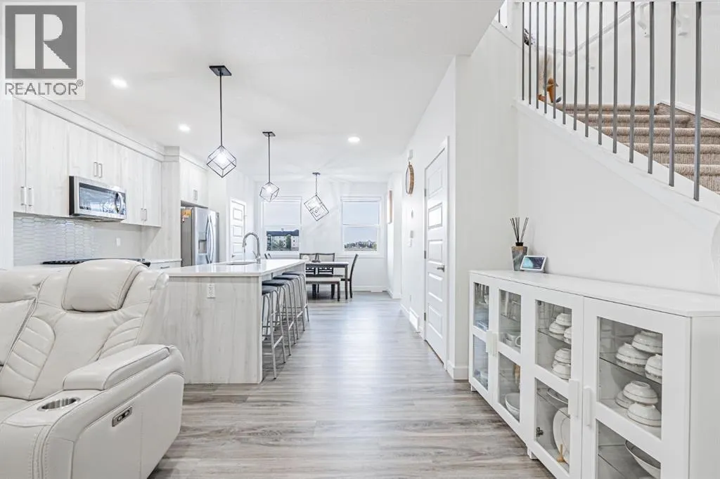 112 Midtown Close SW