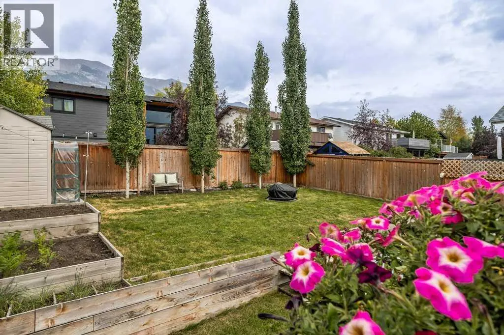 319 Hoodoo Crescent