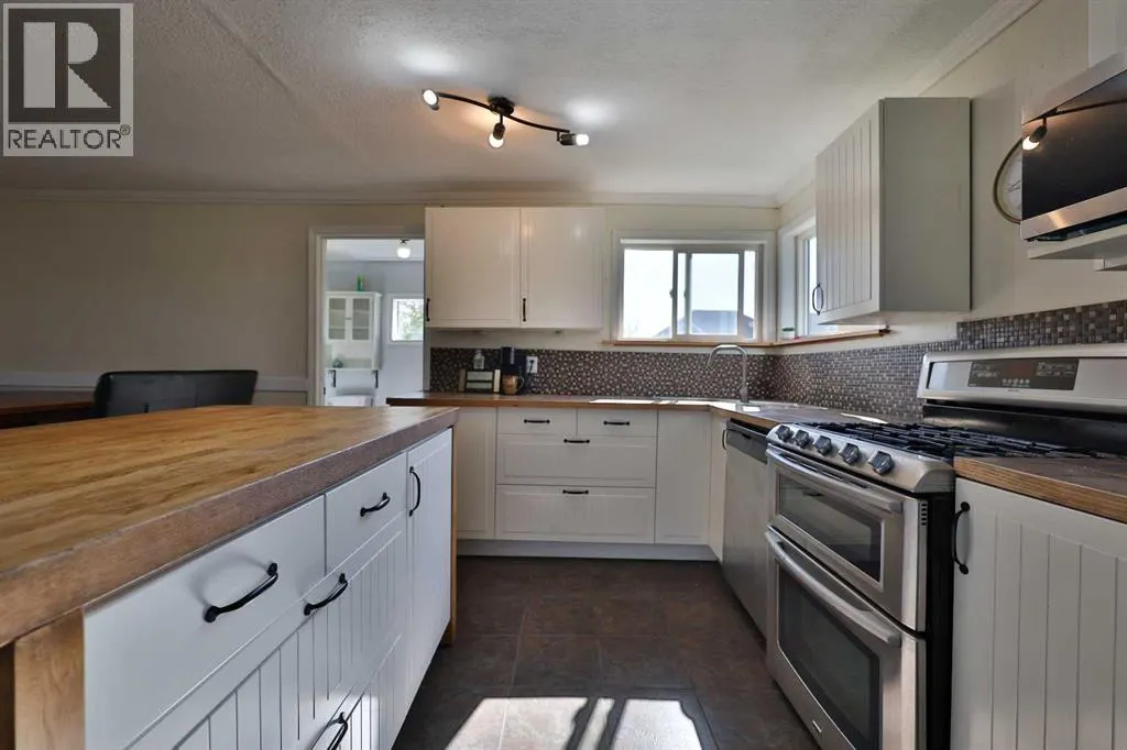 54 8 Avenue W