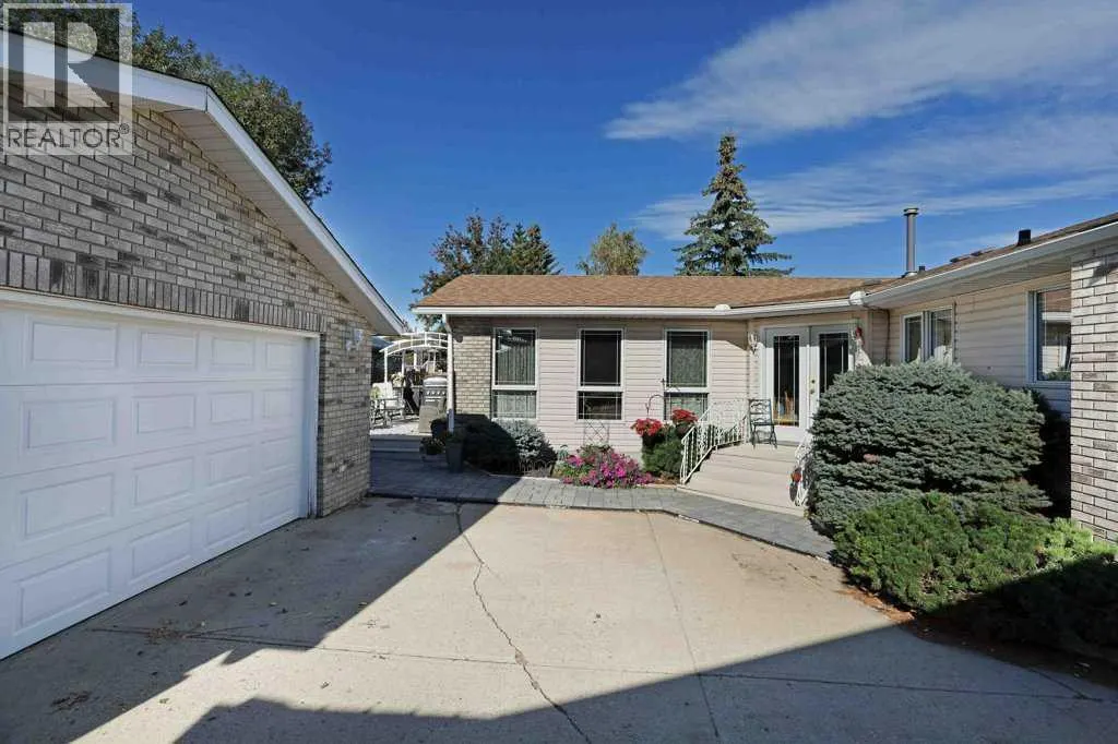 11 Lakeview Crescent E