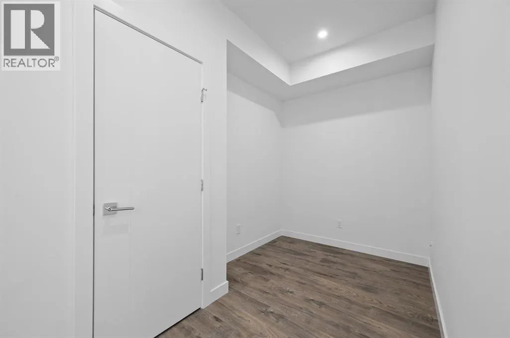 204, 8370 Broadcast Avenue SW