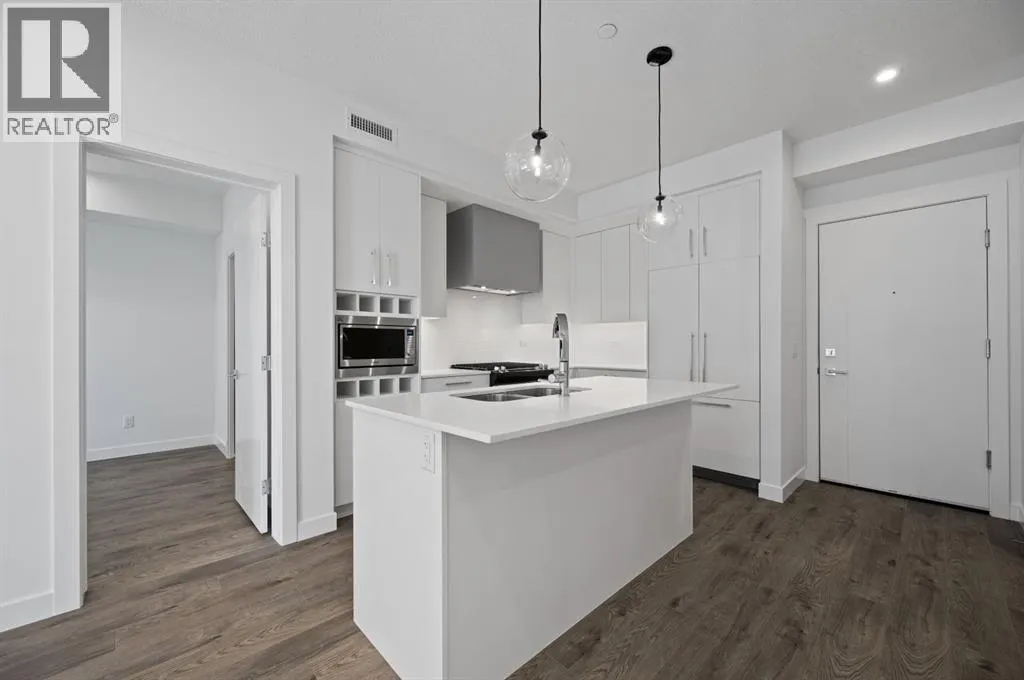 204, 8370 Broadcast Avenue SW