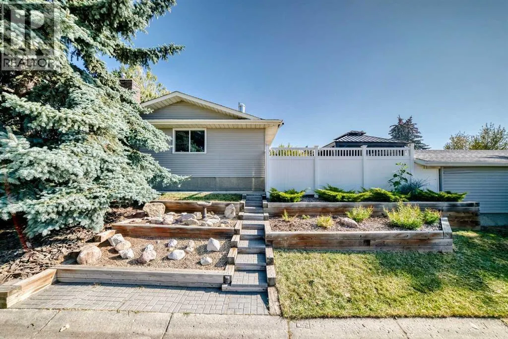 8 Abadan Crescent NE