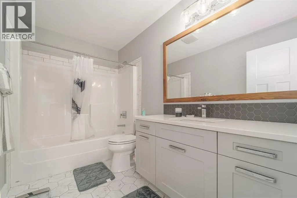 649 Aquitania Boulevard W
