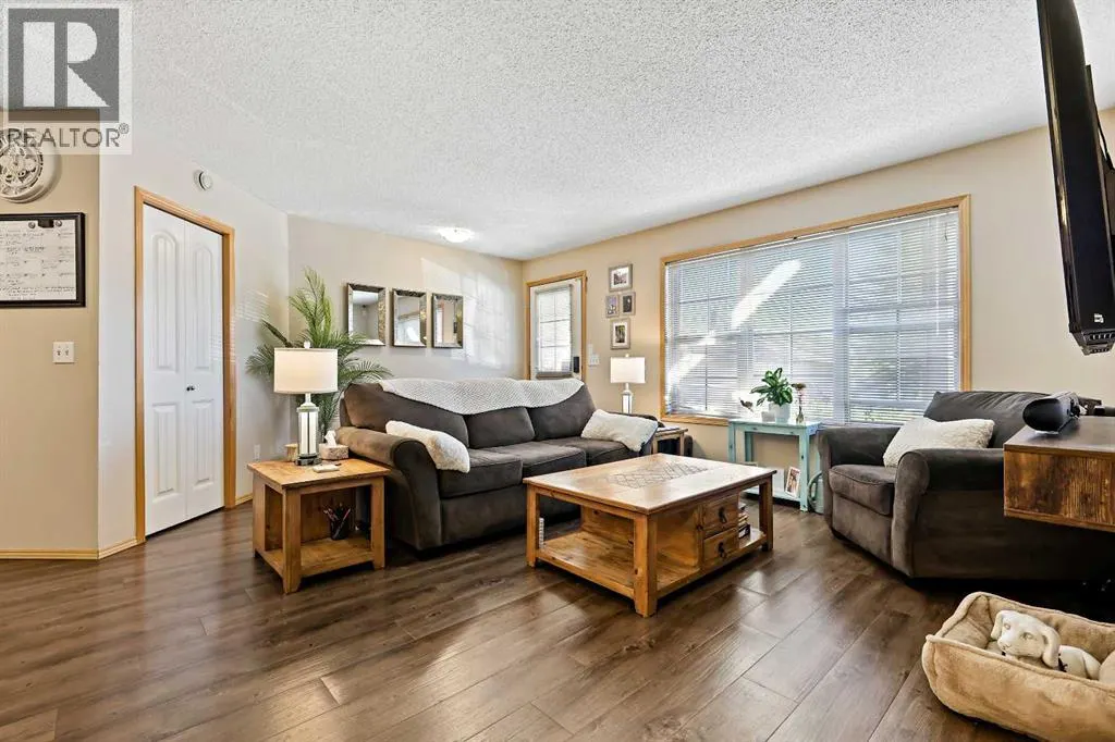 104, 15 Everridge Square SW