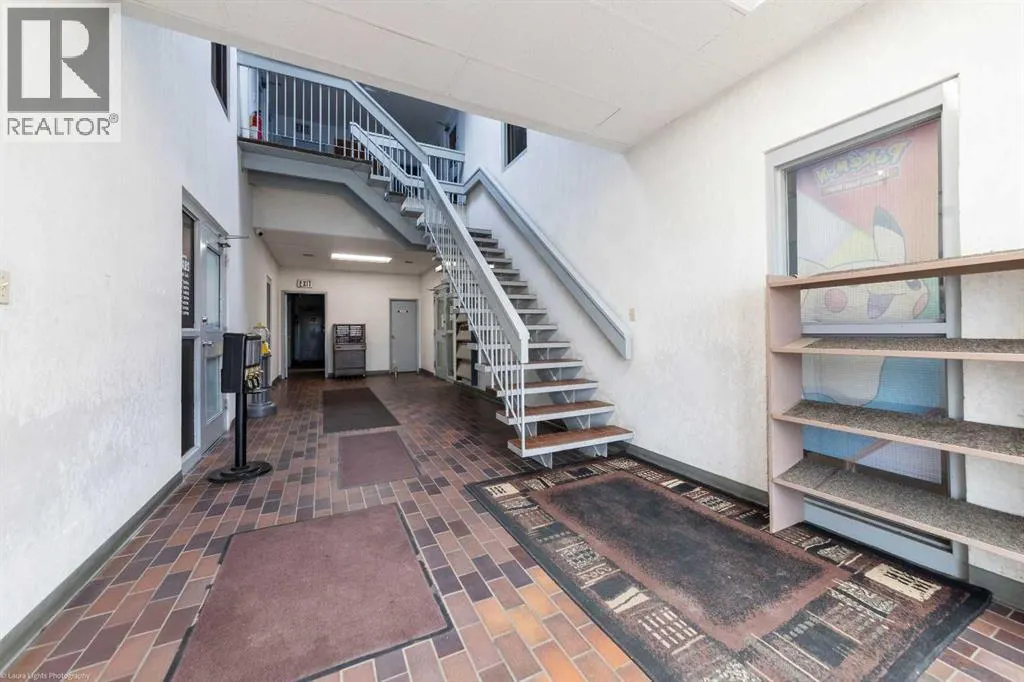Top Floor WEST SIDE, 5720 44 Street
