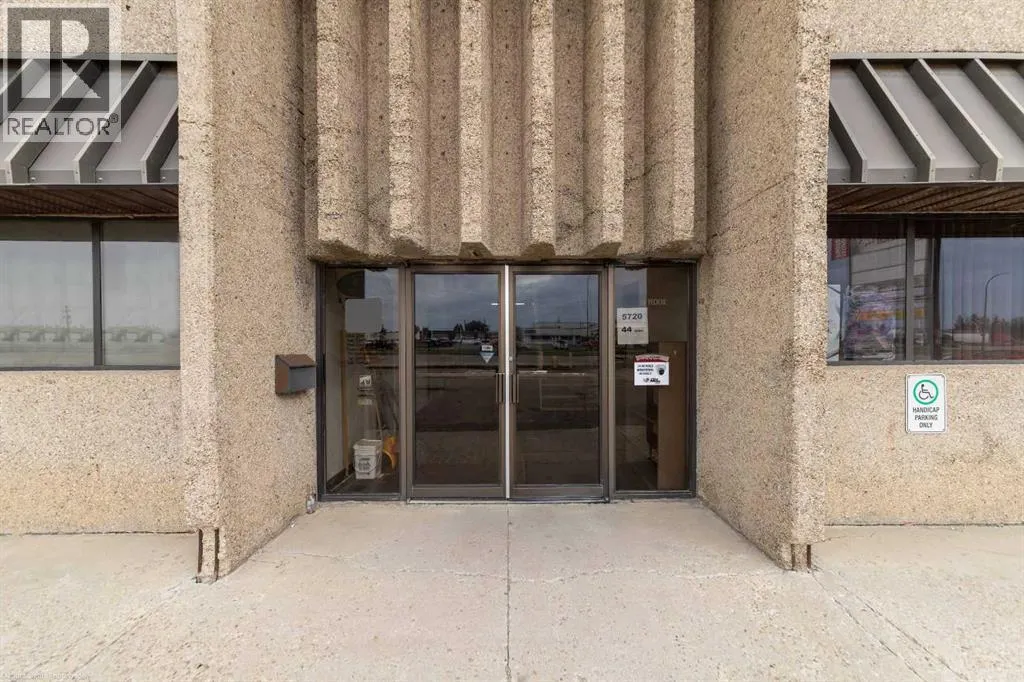 Top Floor WEST SIDE, 5720 44 Street