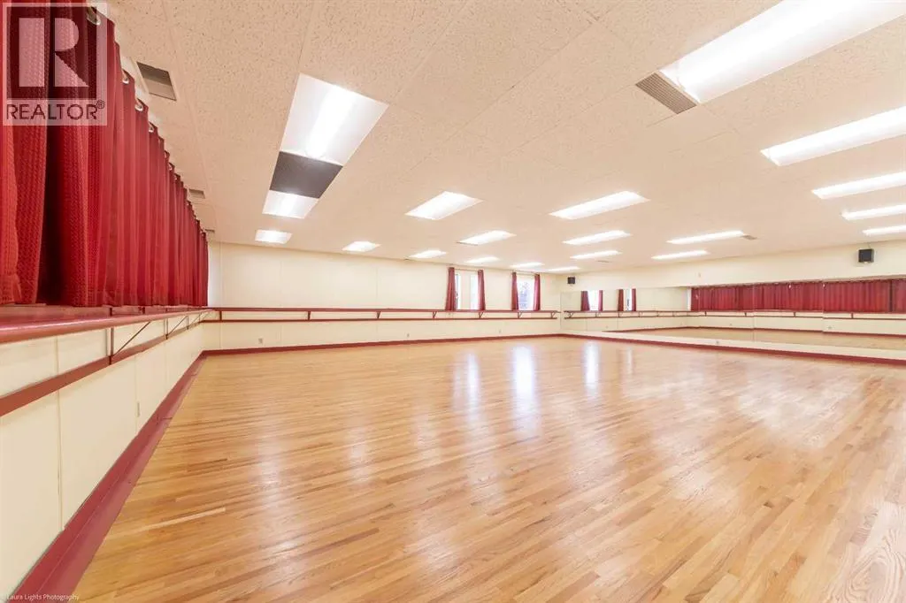 Top Floor WEST SIDE, 5720 44 Street