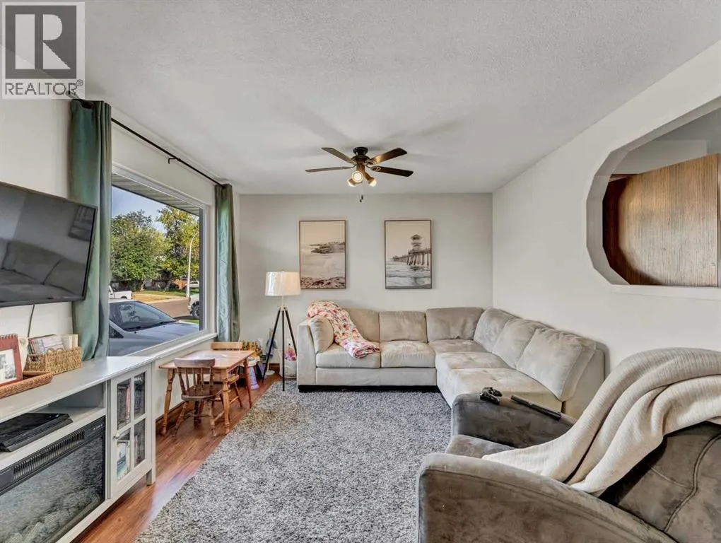 112 Lake Newell Crescent E