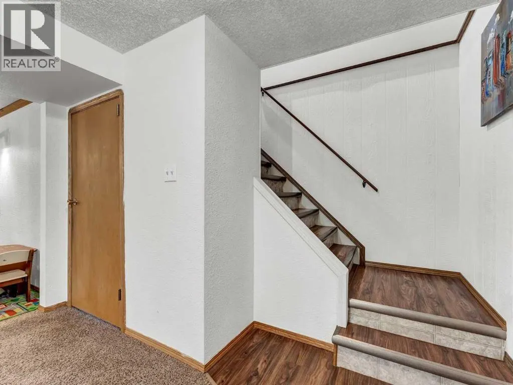 112 Lake Newell Crescent E