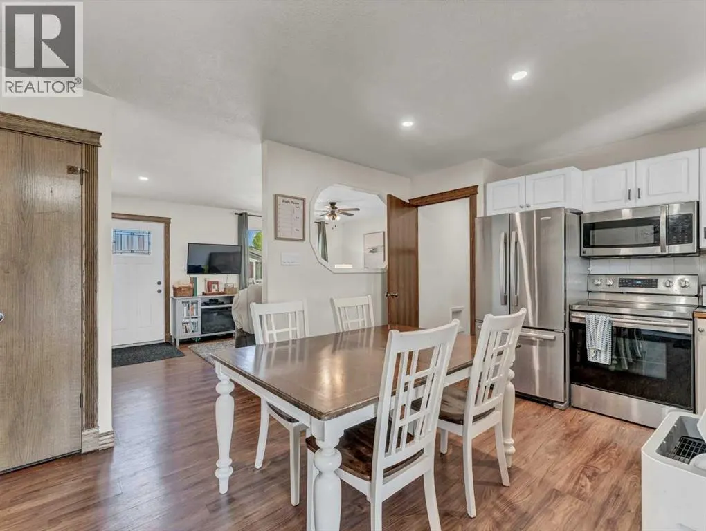 112 Lake Newell Crescent E