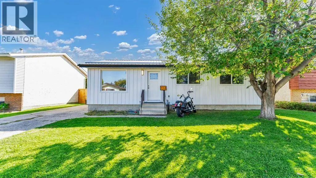 112 Lake Newell Crescent E