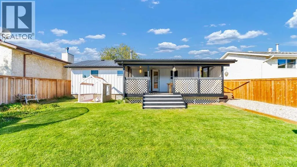 112 Lake Newell Crescent E