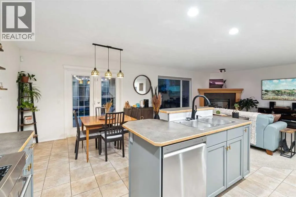 251 Everwillow Close SW