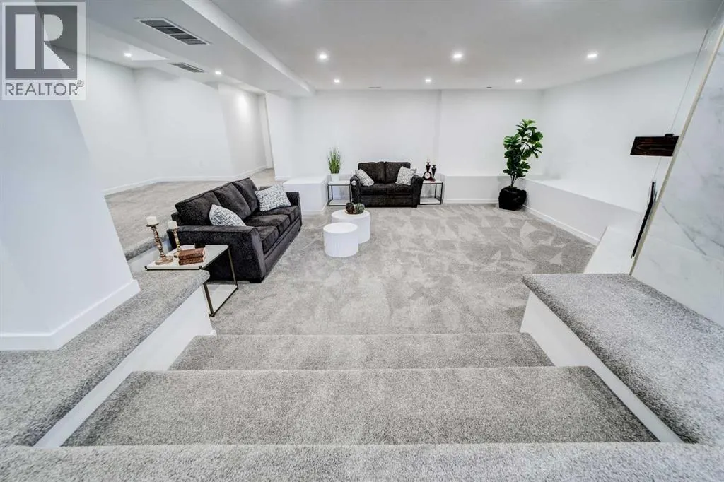 10 Sunset Crescent