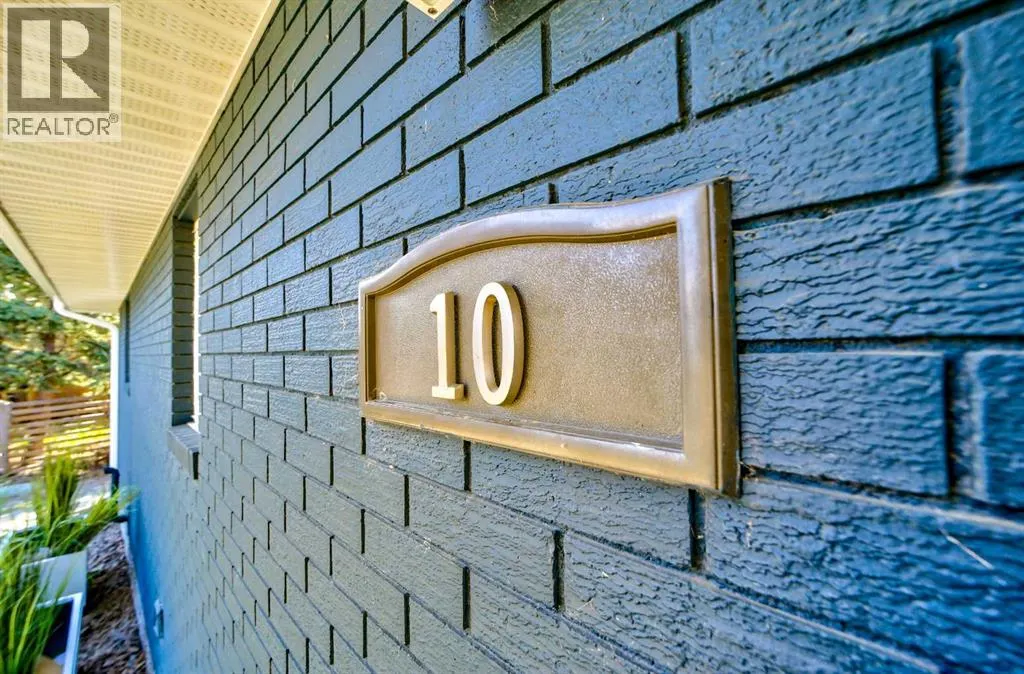 10 Sunset Crescent