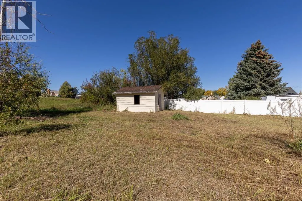 257 2 Street W