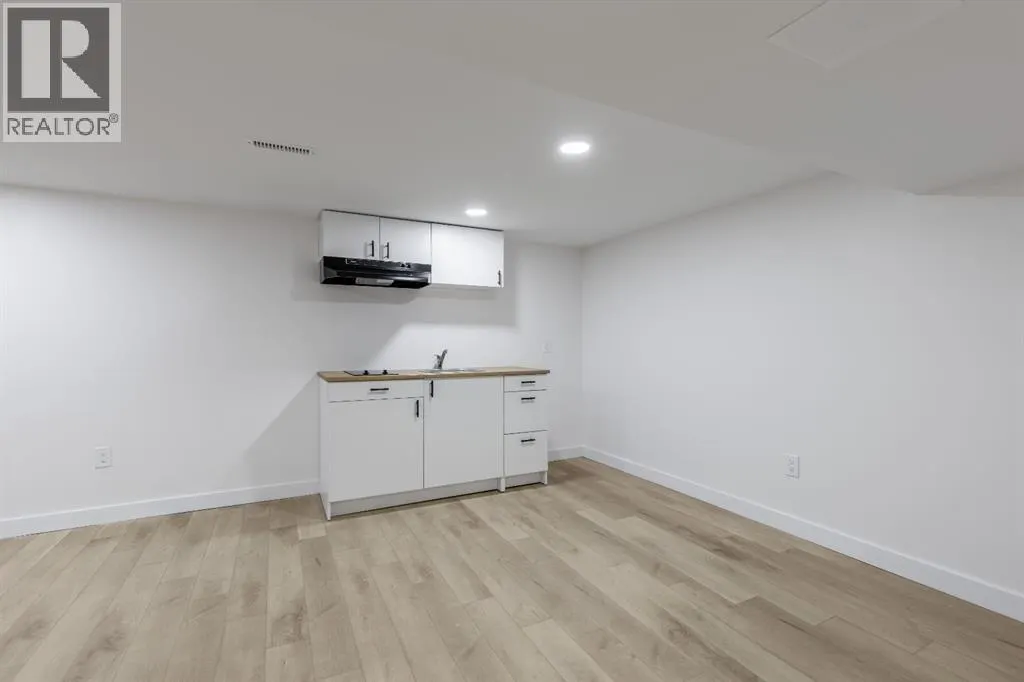257 2 Street W