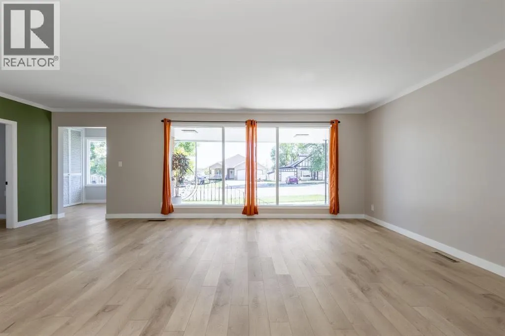 257 2 Street W