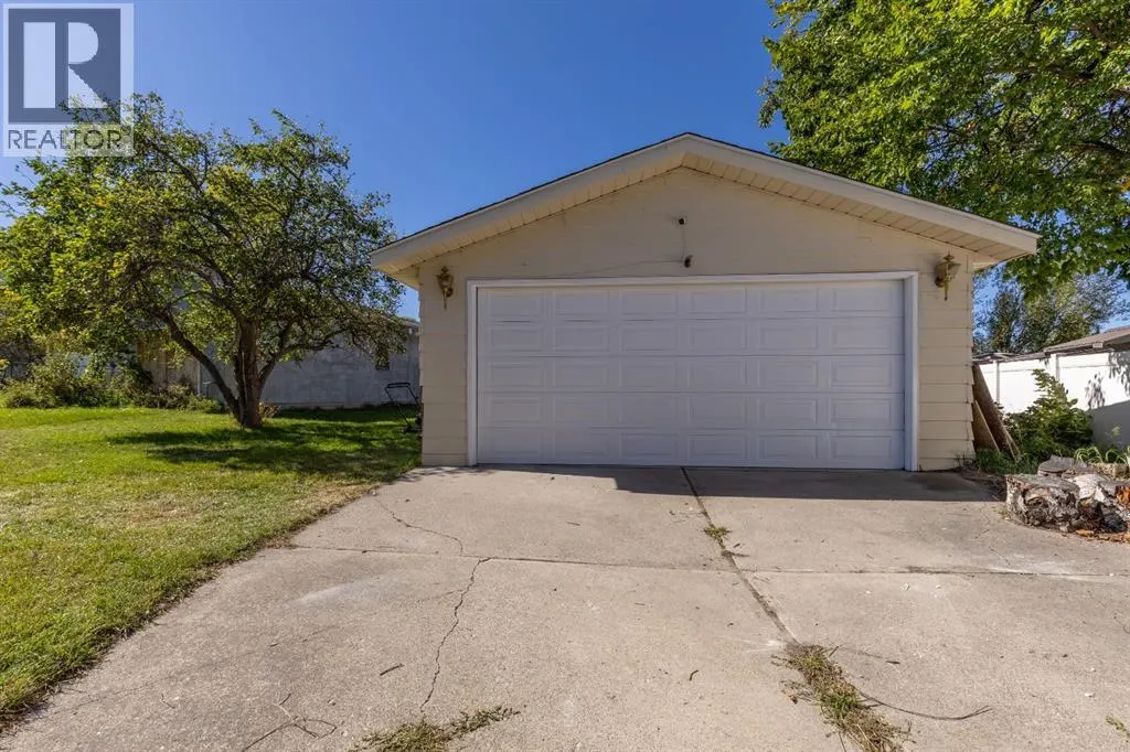 257 2 Street W