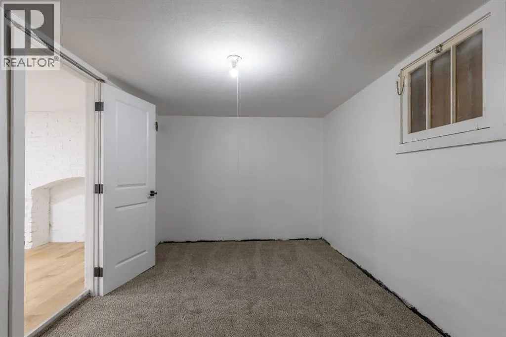 257 2 Street W