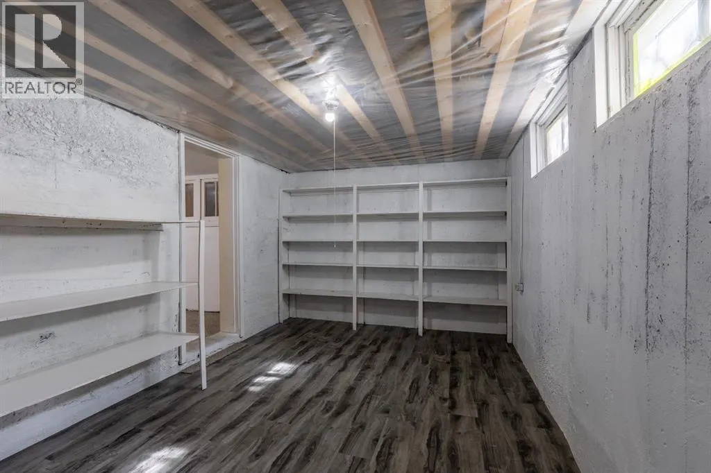 257 2 Street W