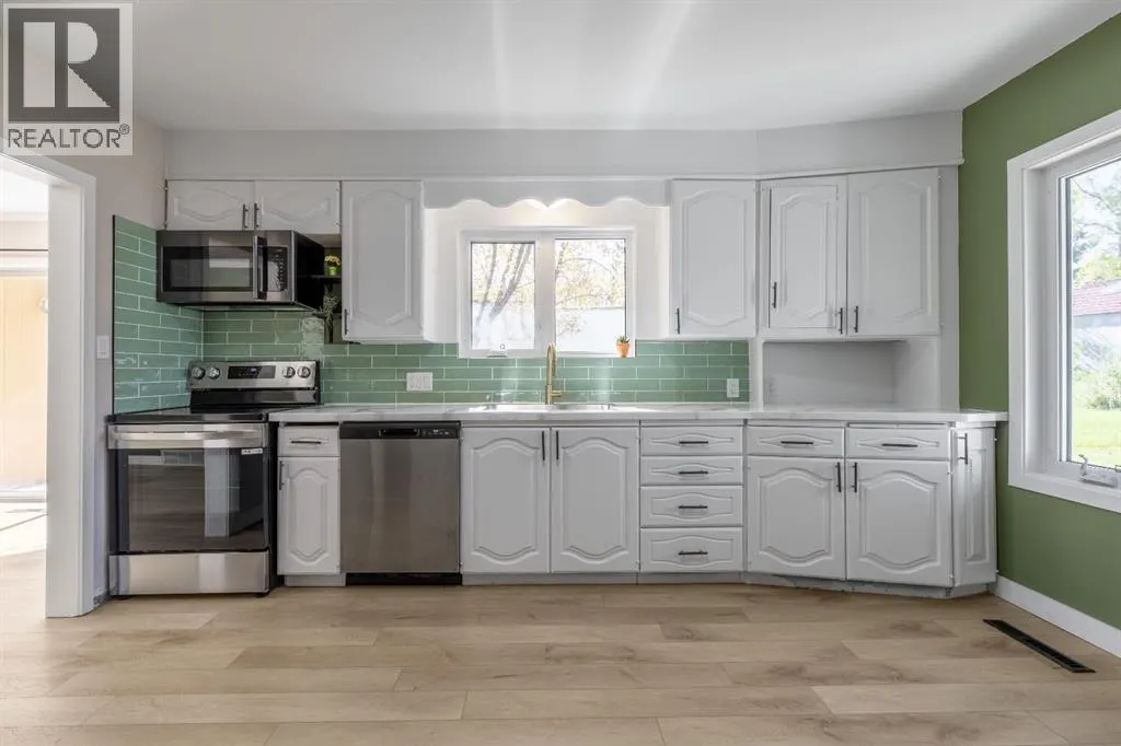 257 2 Street W