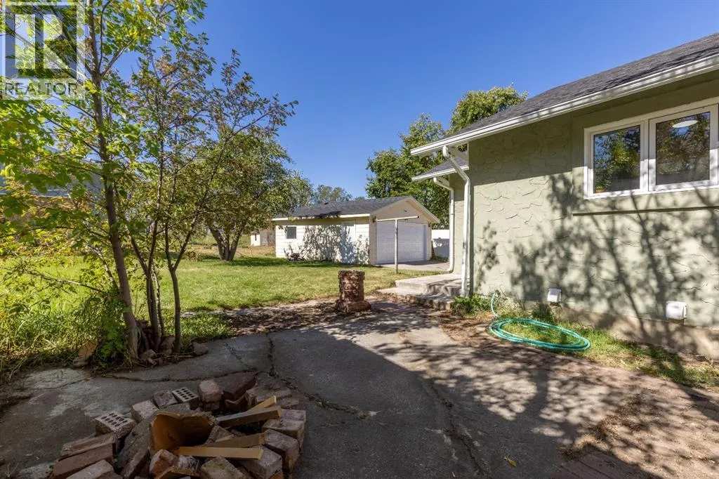 257 2 Street W