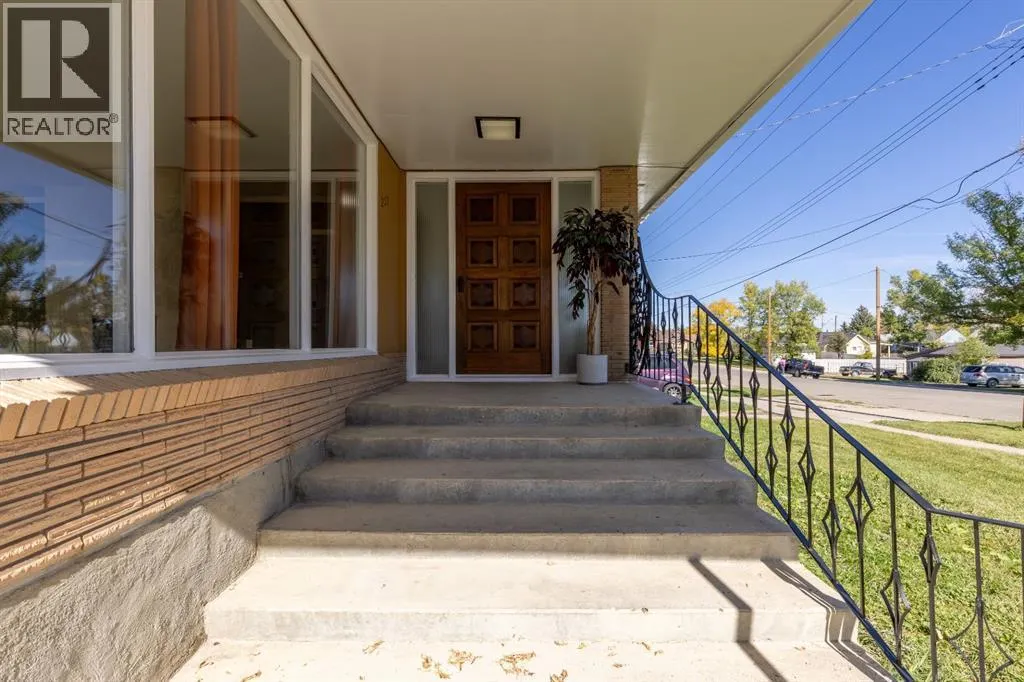 257 2 Street W