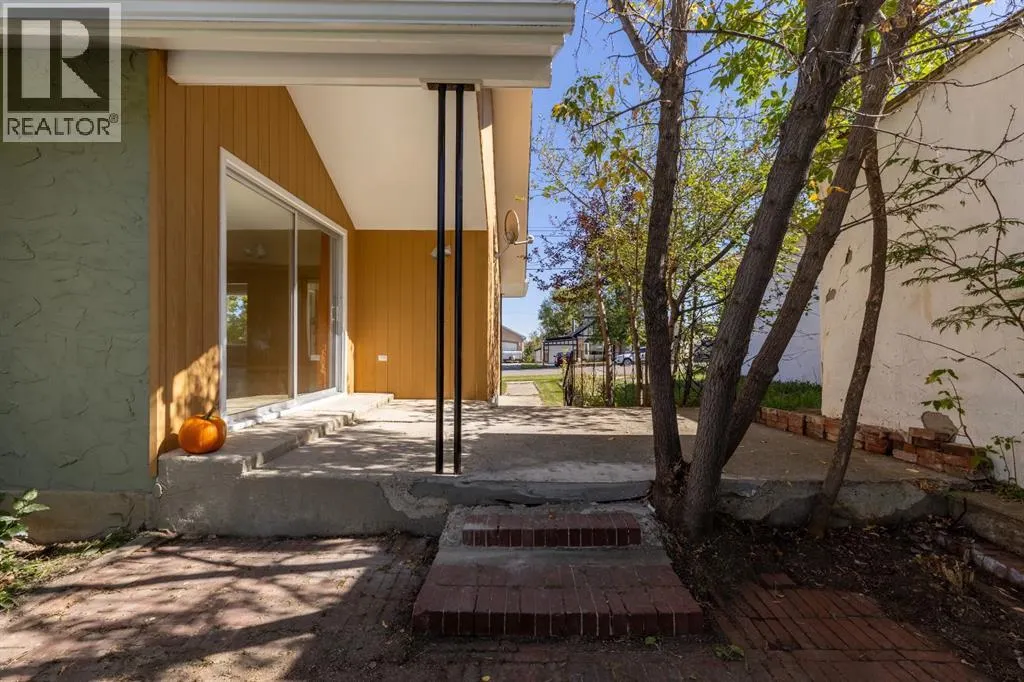 257 2 Street W