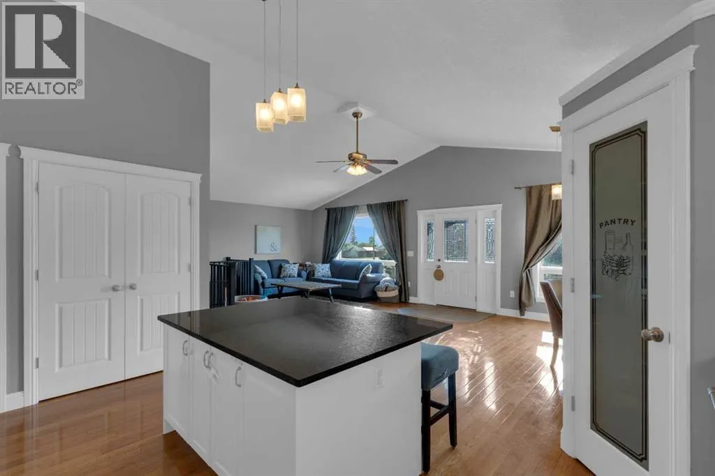 212 3 Street N