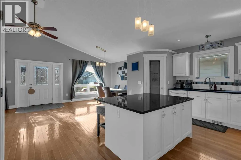 212 3 Street N
