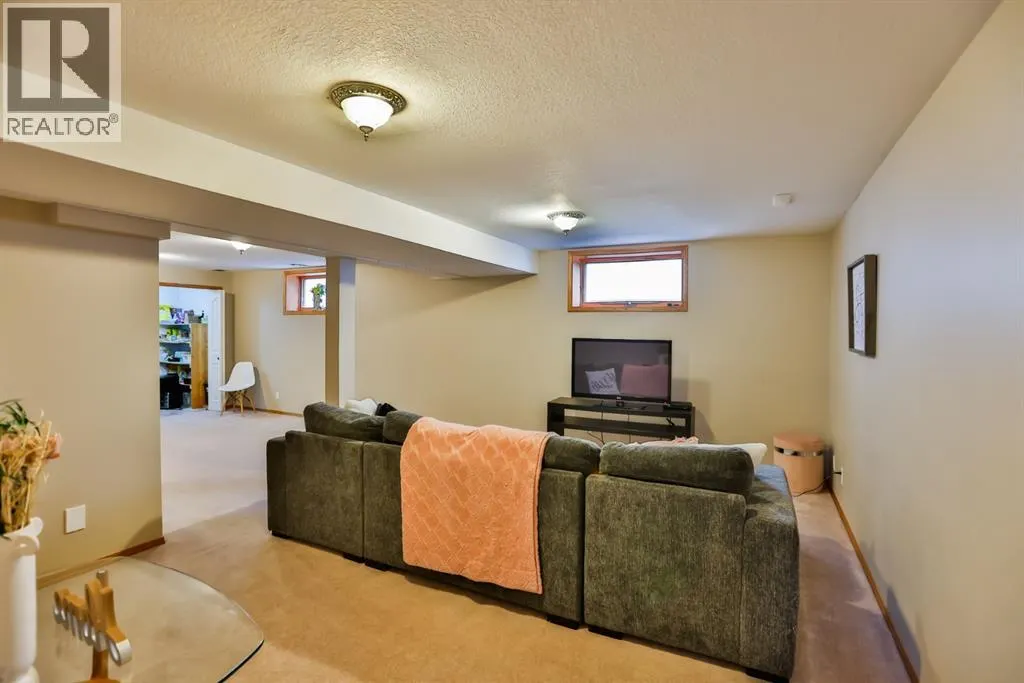 383 Fairmont Boulevard S