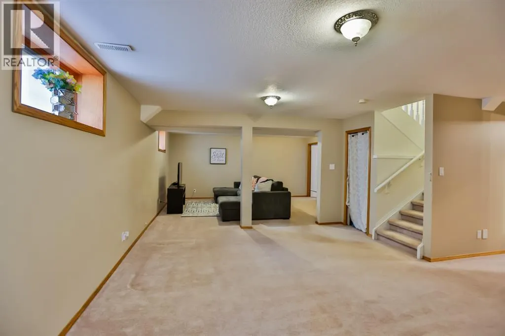383 Fairmont Boulevard S