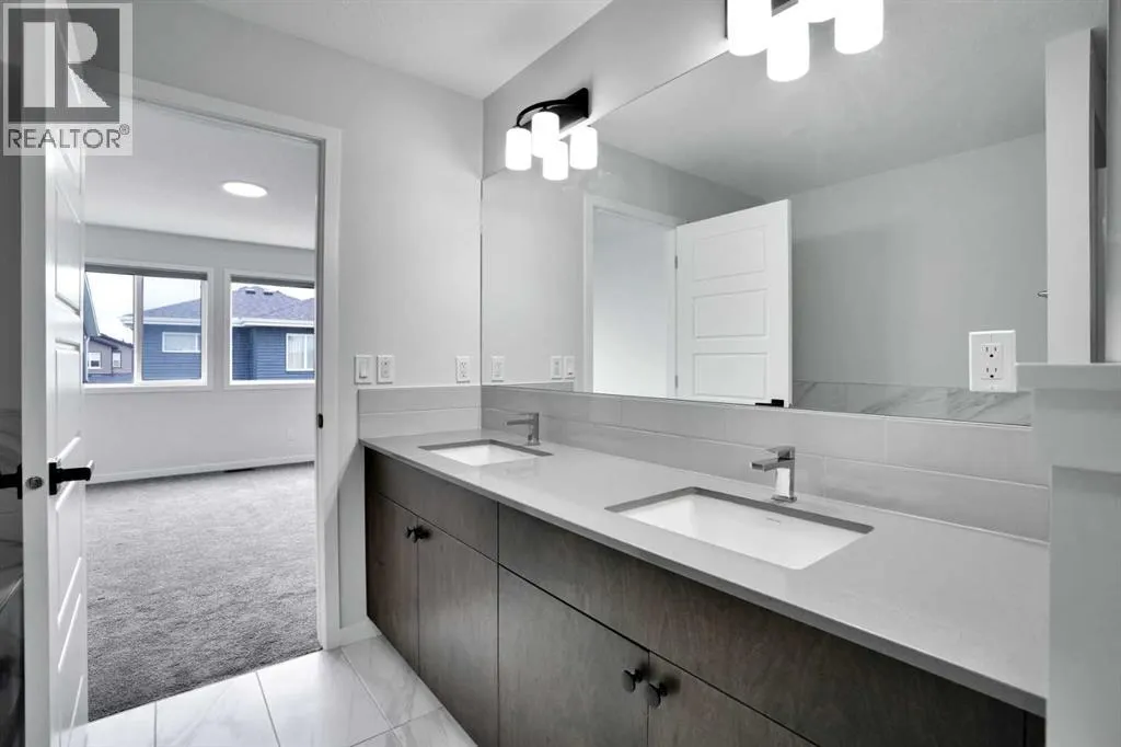 8 Corner Glen Row NE
