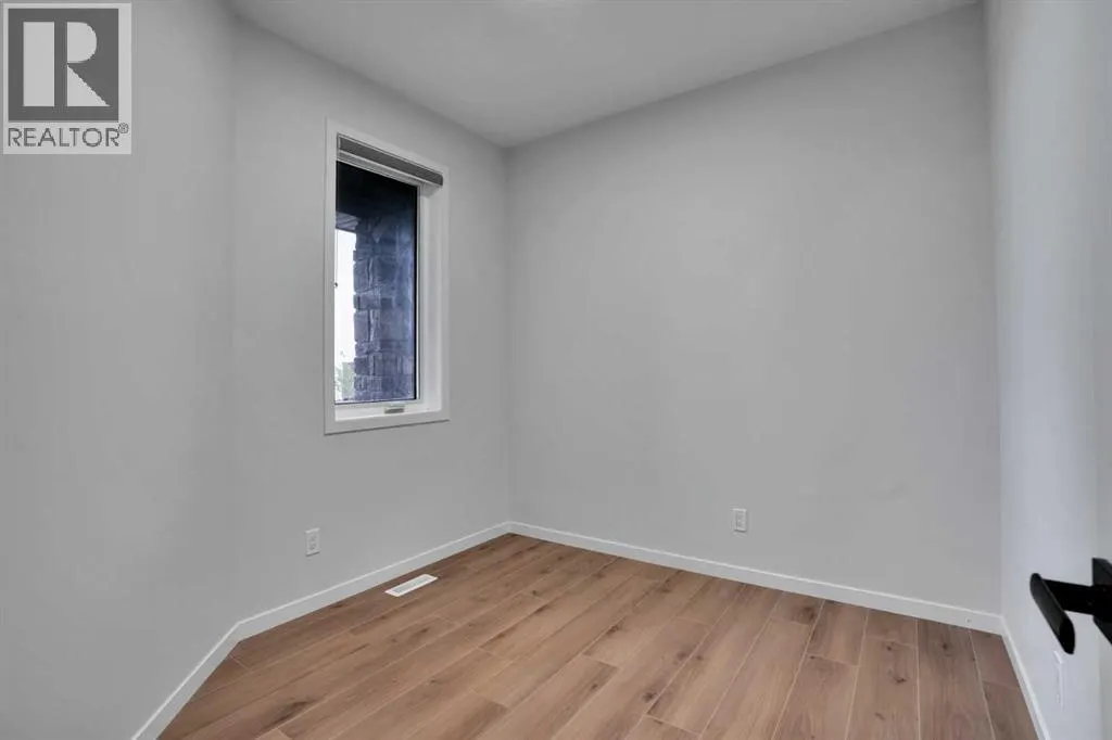 8 Corner Glen Row NE
