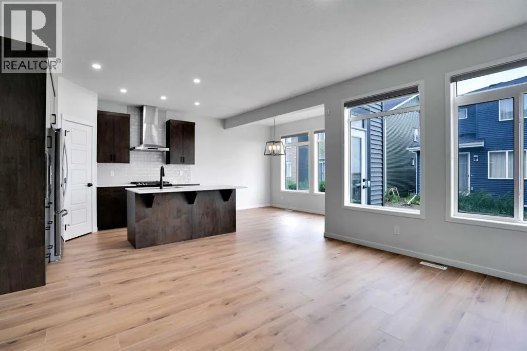 8 Corner Glen Row NE