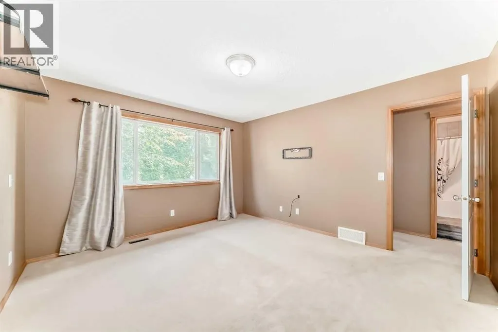 176 Cranwell Crescent SE