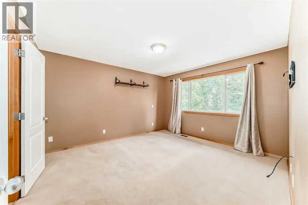 176 Cranwell Crescent SE