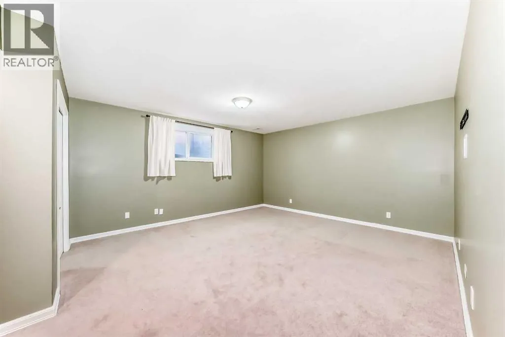 176 Cranwell Crescent SE