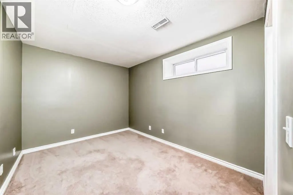176 Cranwell Crescent SE