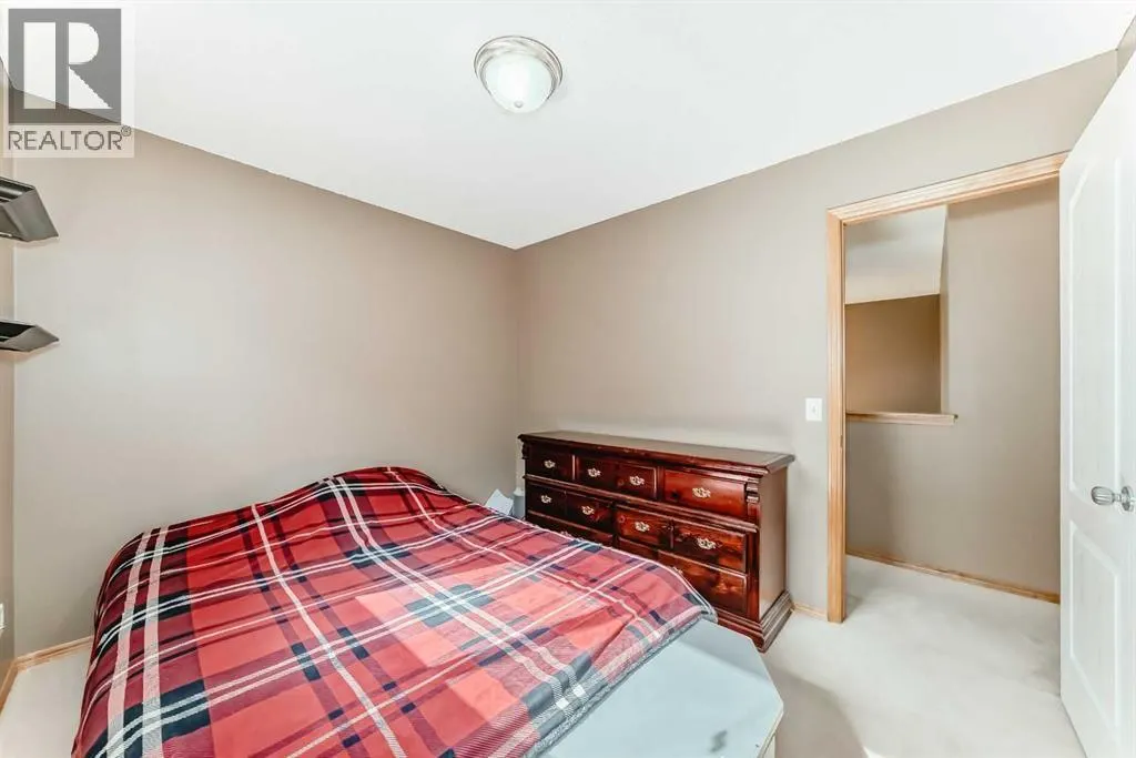 176 Cranwell Crescent SE