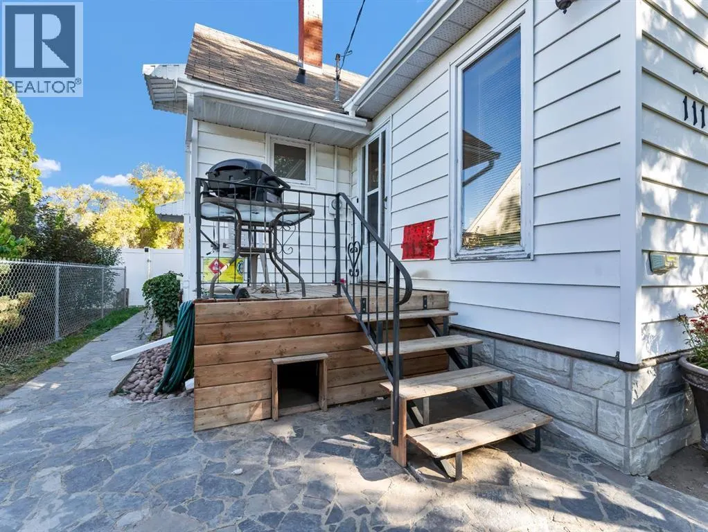 111 10 Street SW