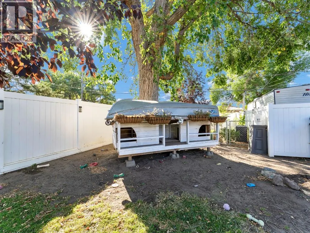 111 10 Street SW
