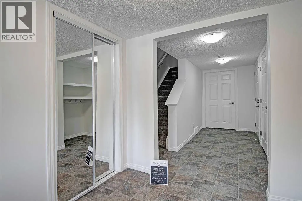 221 Hillcrest Gardens SW
