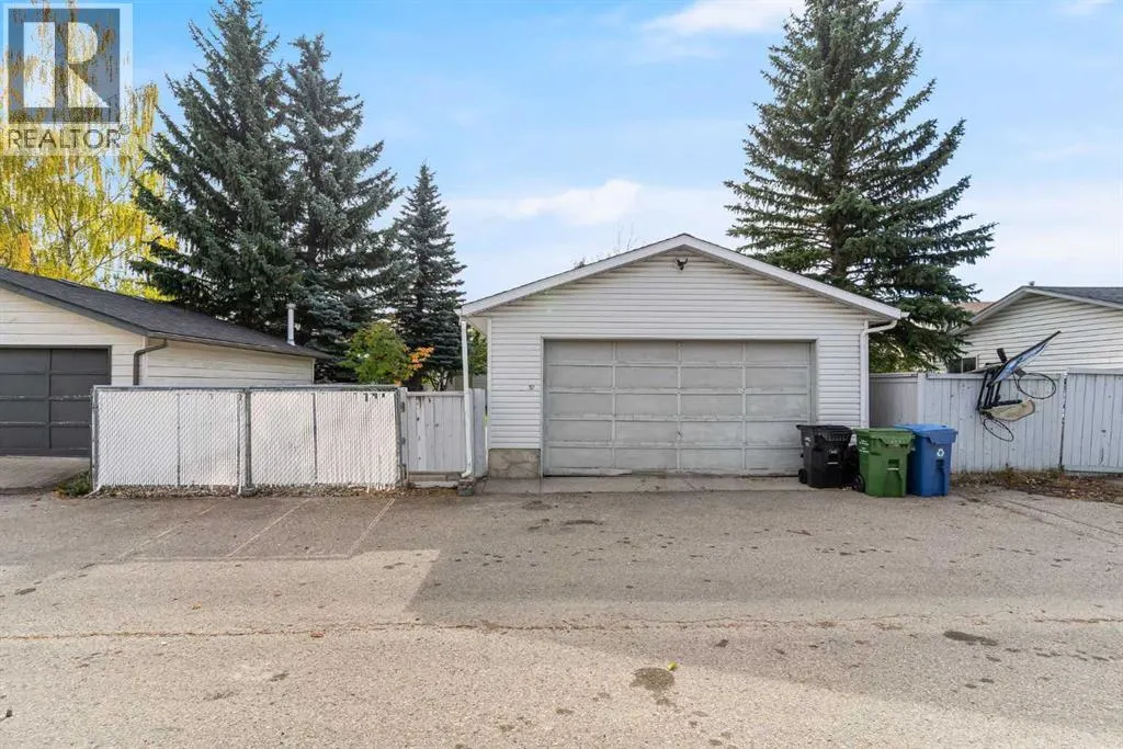 92 Woodford Drive SW
