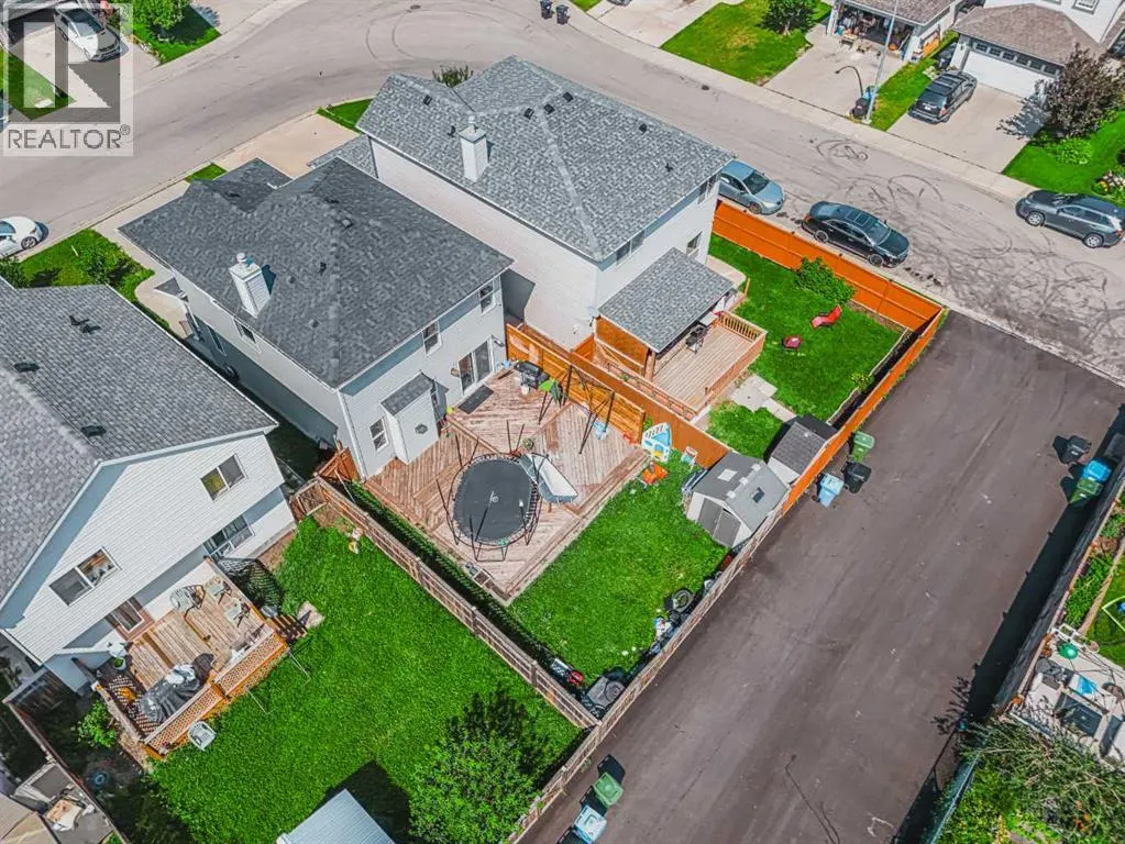 83 Martha's Close NE