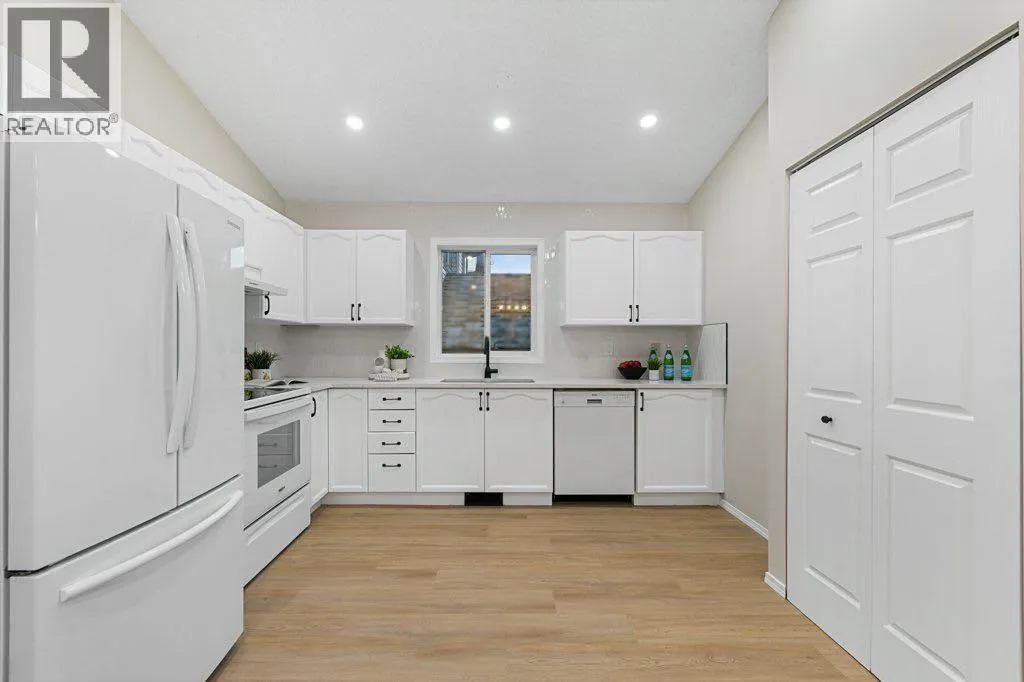 74 Anaheim Circle NE